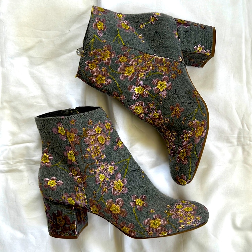 NWT Grey Boots w/decorative embroidery